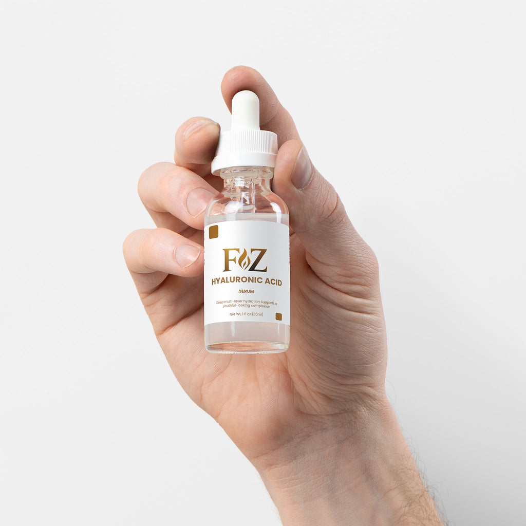 Holding Fapzlee Hyaluronic Acid Serum bottle